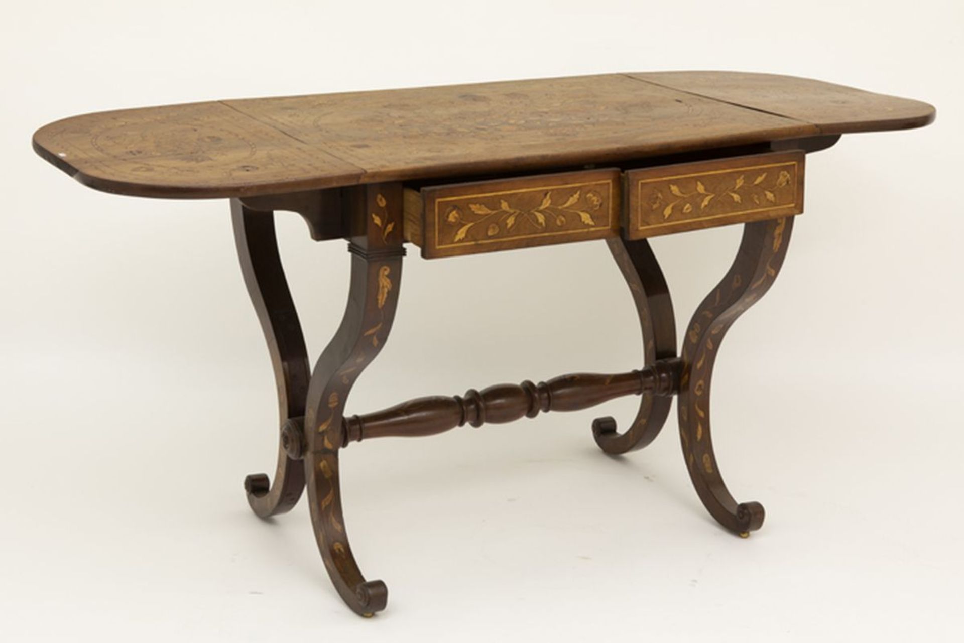 early 19th Cent. drop leaf table in Dutch marquetry - - Vroeg negentiende eeuwse [...] - Image 2 of 5