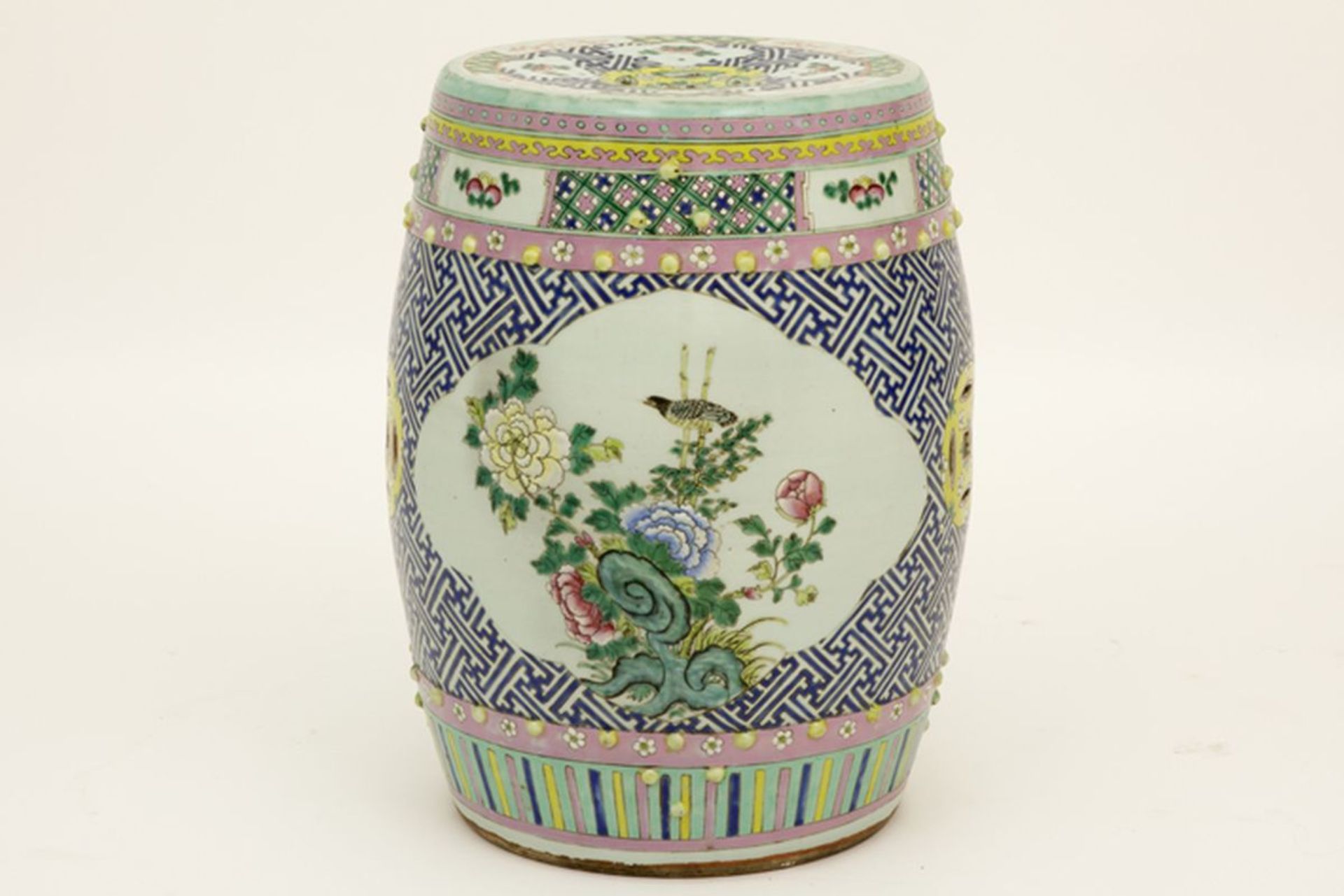 antique Chinese garden stool in porcelain with polychrome decor - - Antiek Chinees [...]
