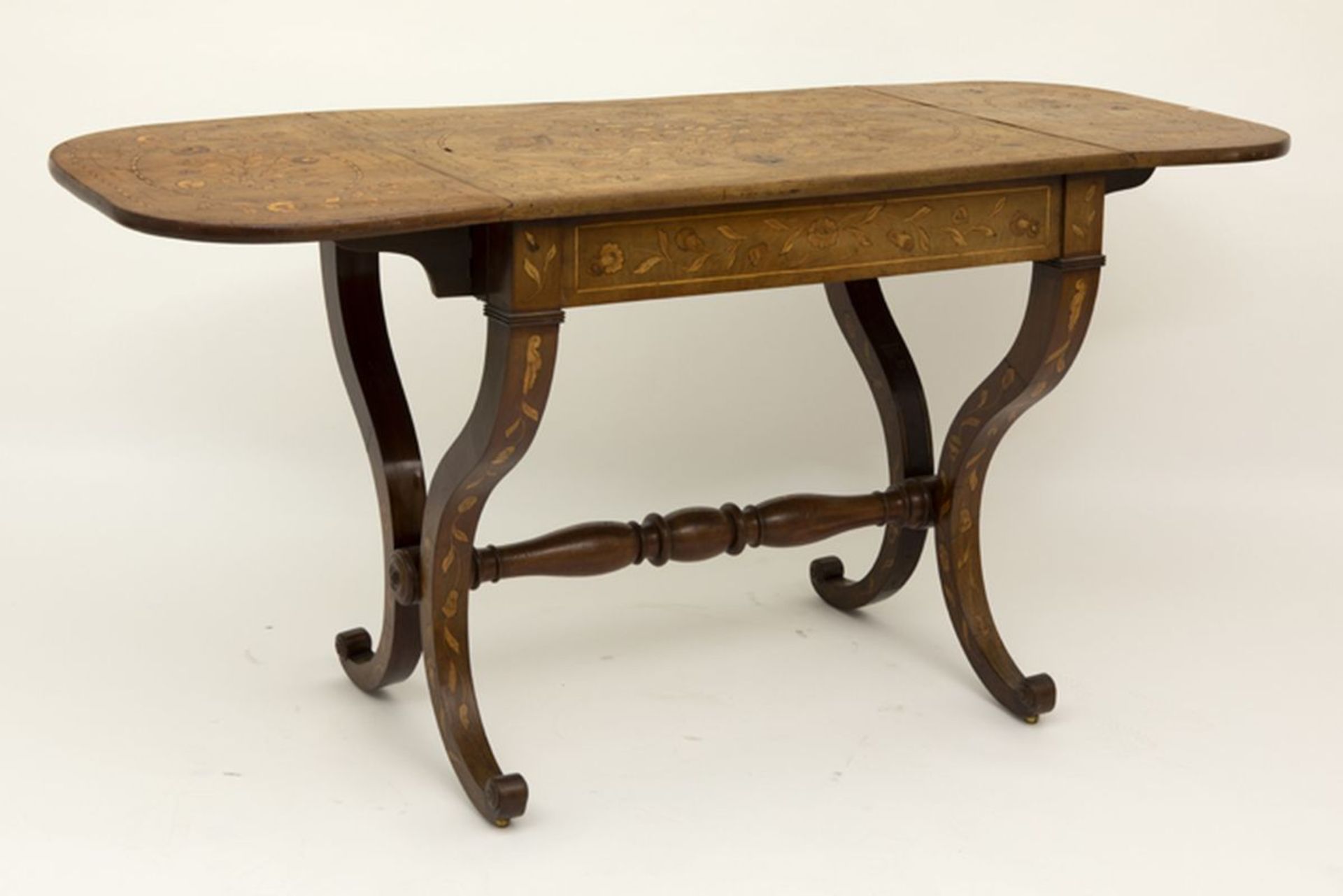 early 19th Cent. drop leaf table in Dutch marquetry - - Vroeg negentiende eeuwse [...] - Image 5 of 5