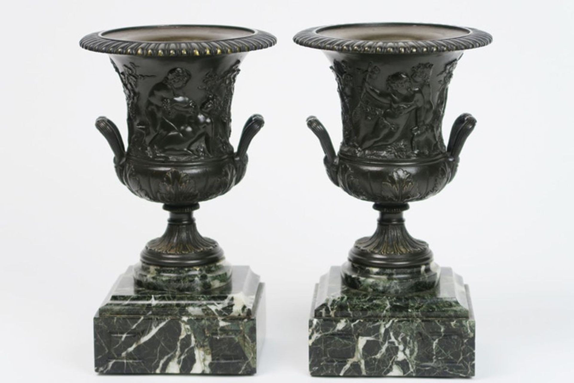 pair of 19th Cent. urns, so called "Louvre"-vases, in bronze on a green marble base [...]