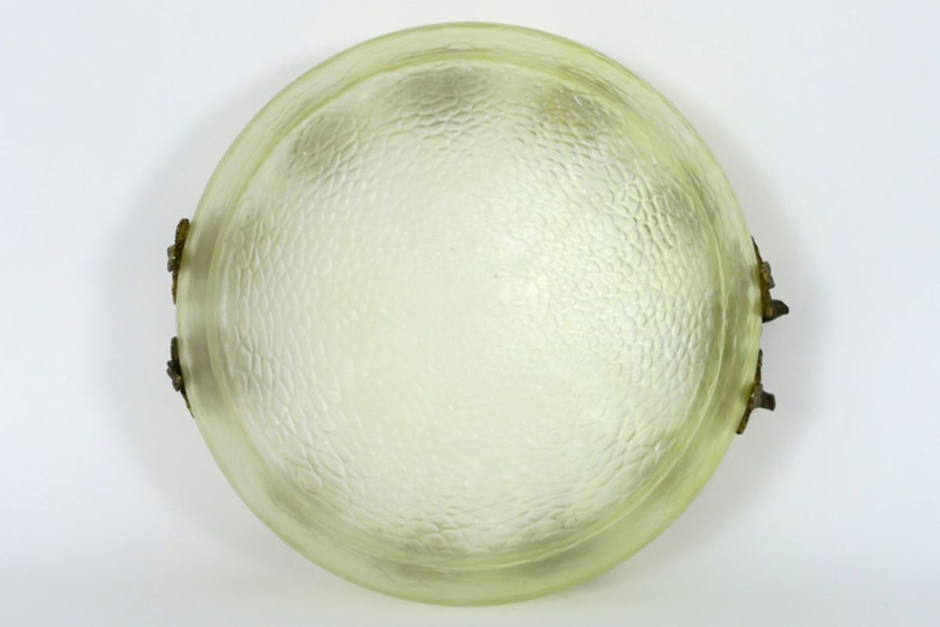 Art Nouveau bowl in glass with iridiscent color and with a mounting in guilded bronze [...] - Image 3 of 3