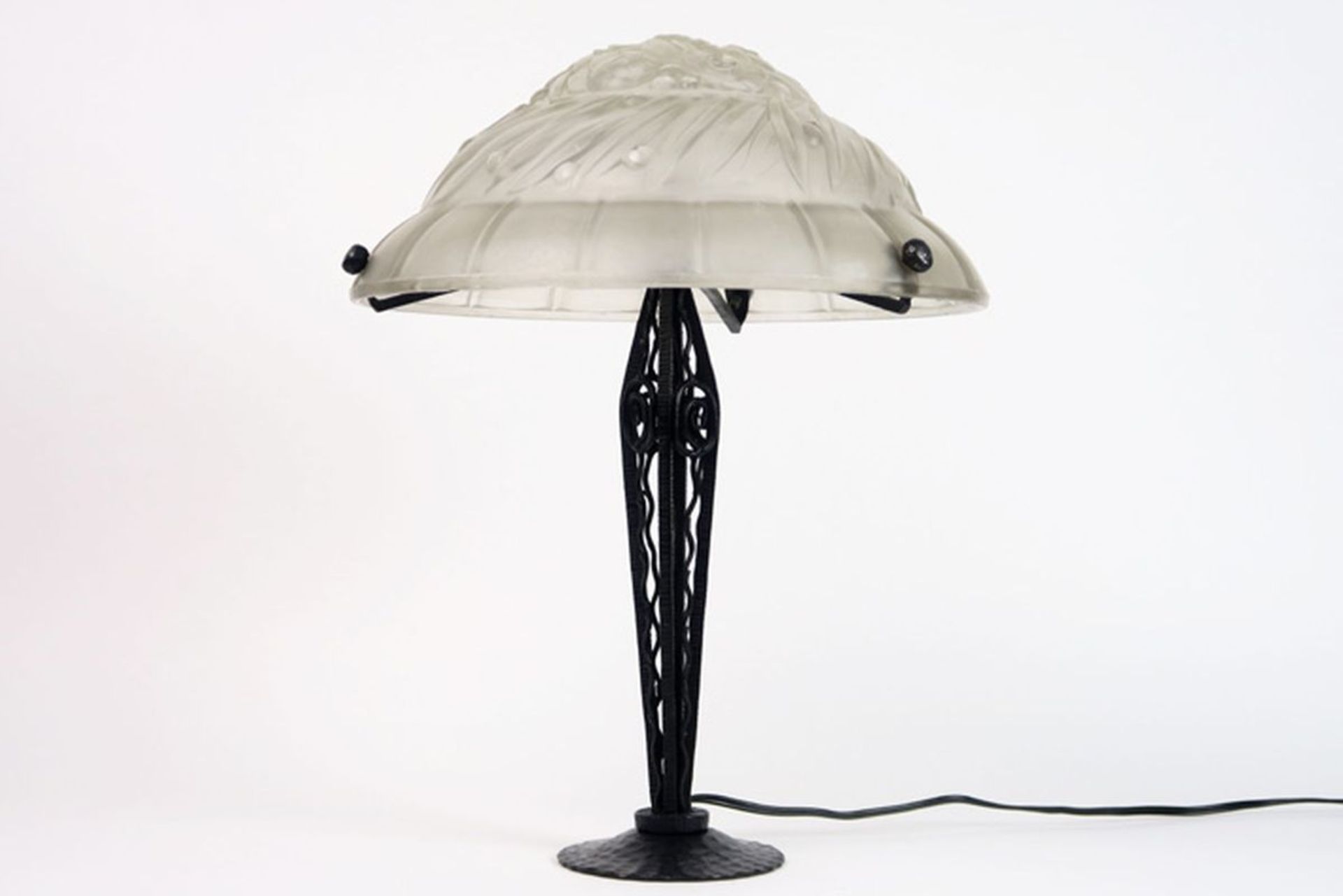 Art Deco lamp in wrought iron and glass - - Art Deco-schemerlamp met voet in [...]