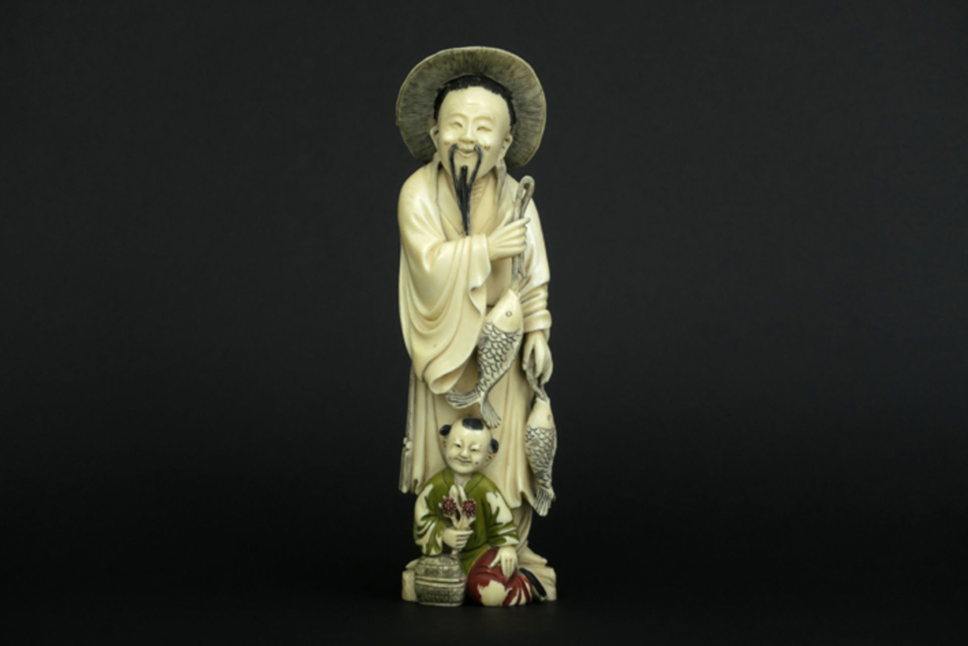 old Chinese sculpture in partially polychromed ivory - - Oude Chinese sculptuur in [...]