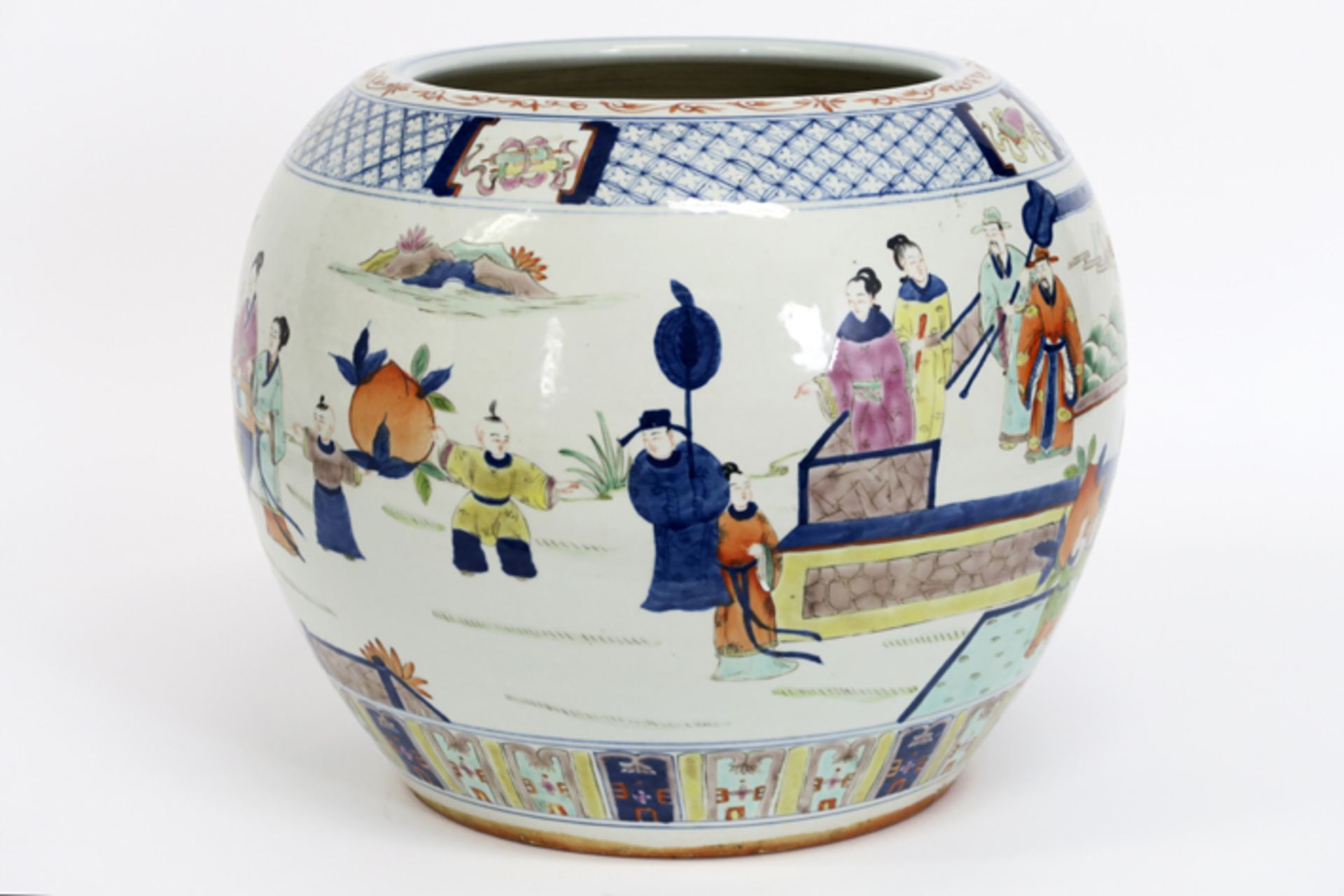 Chinese jardinier in porcelain with a polychrome figures decor - - Vrij grote [...] - Image 2 of 6