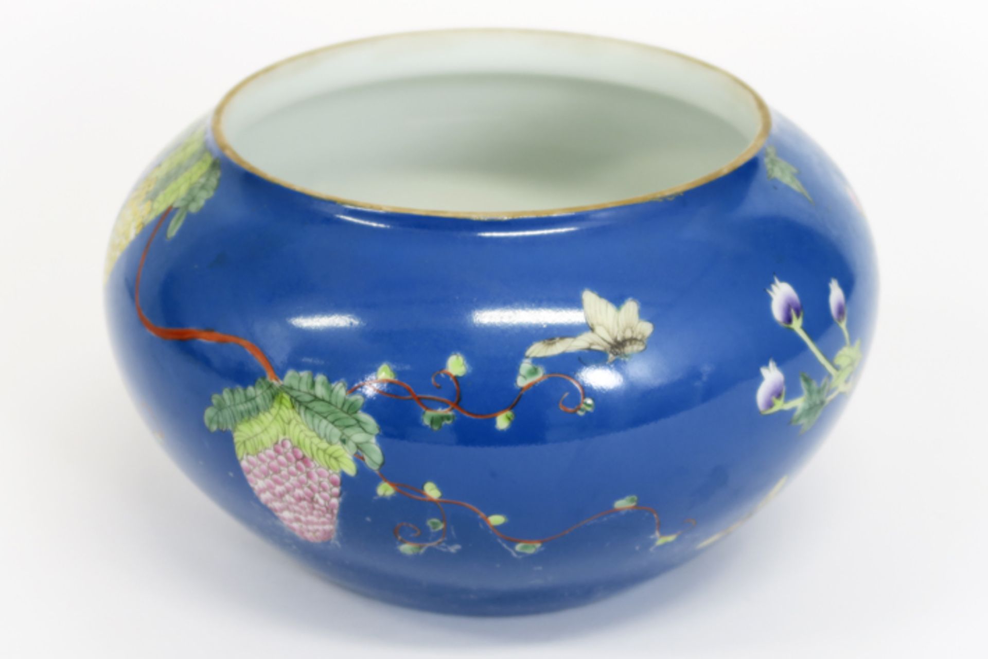 Chinese jardinier in marked porcelain with a polychrome flower and bird decor - - [...] - Image 2 of 4