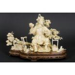 old Chinese "Carpenter" sculpture in ivory - - Oude Chinese sculptuur in ivoor met [...]