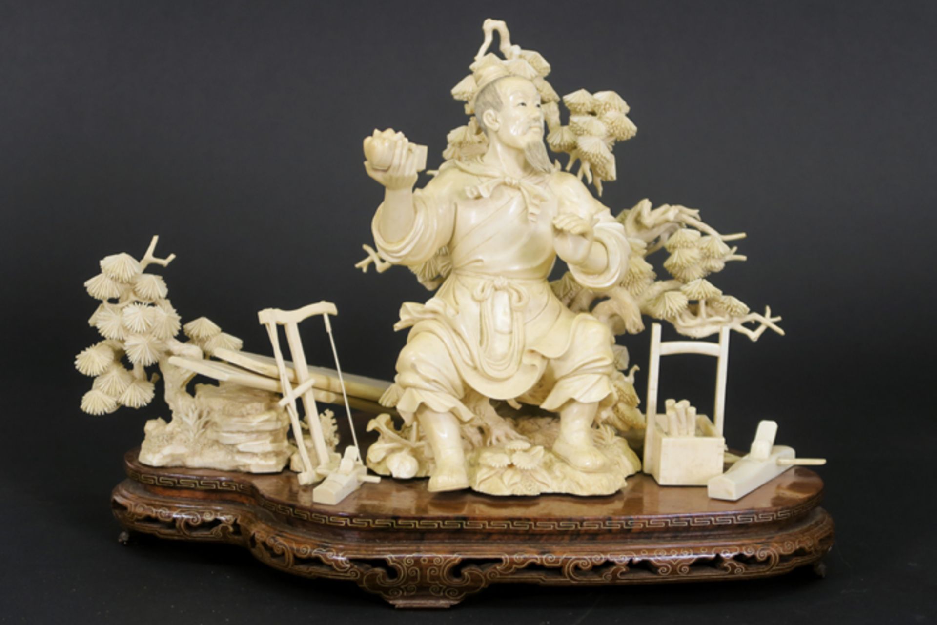 old Chinese "Carpenter" sculpture in ivory - - Oude Chinese sculptuur in ivoor met [...]