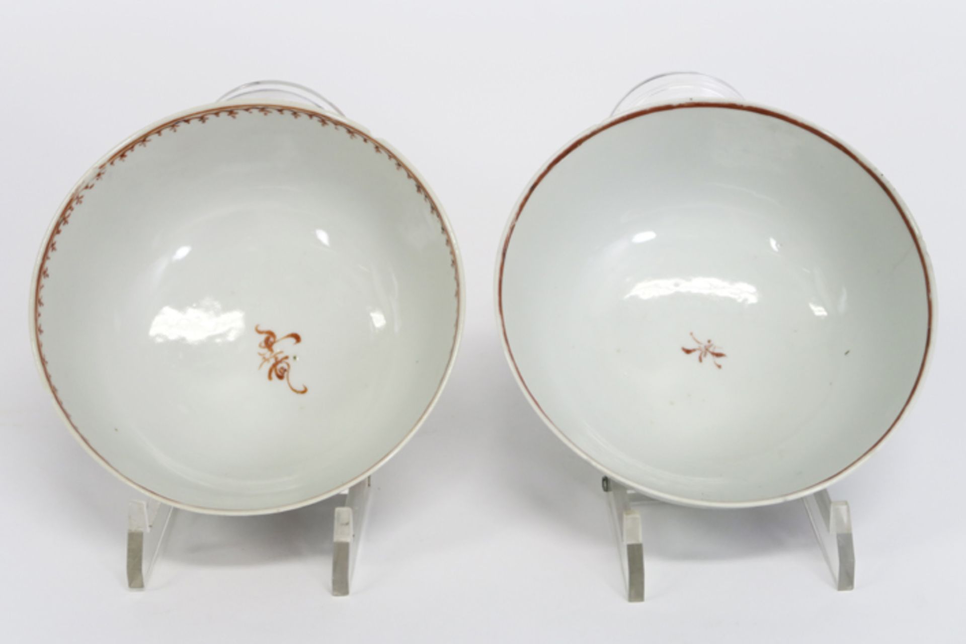 two 18th Cent. Chinese bowls in porcelain with 'Famille Rose' decor, one with [...] - Image 3 of 4