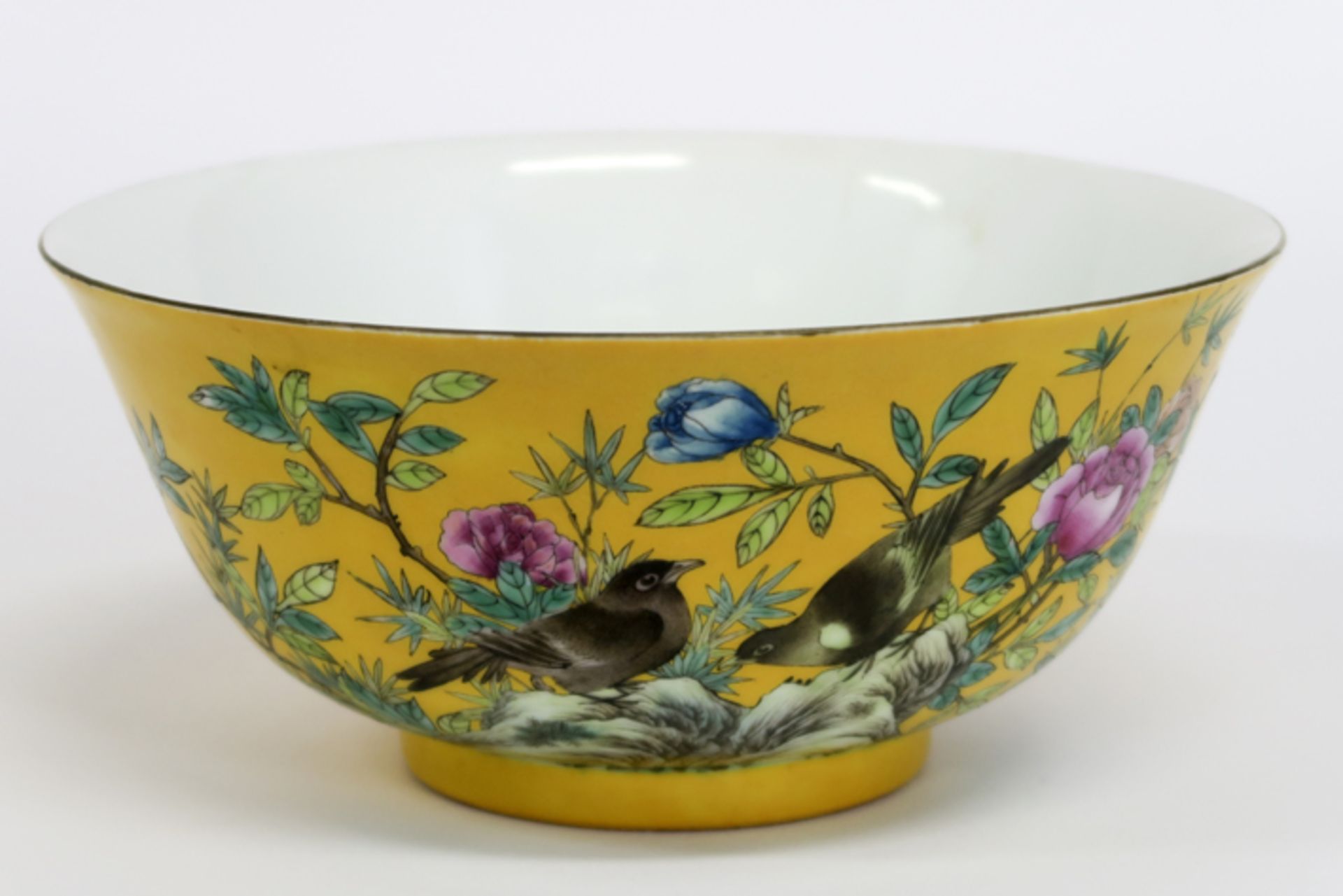 Chinese bowl in marked porcelain with 'Famille Jaune' decor with flowers and birds - [...]