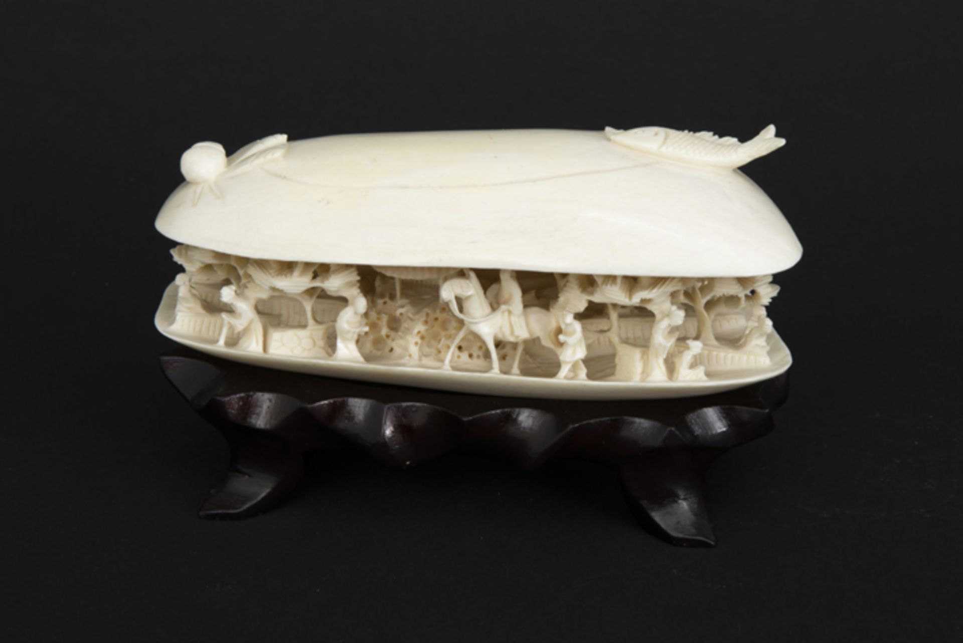 antique Chinese "landscape with figures, enclosed in a mussel" sculpture in ivory - [...] - Image 3 of 3