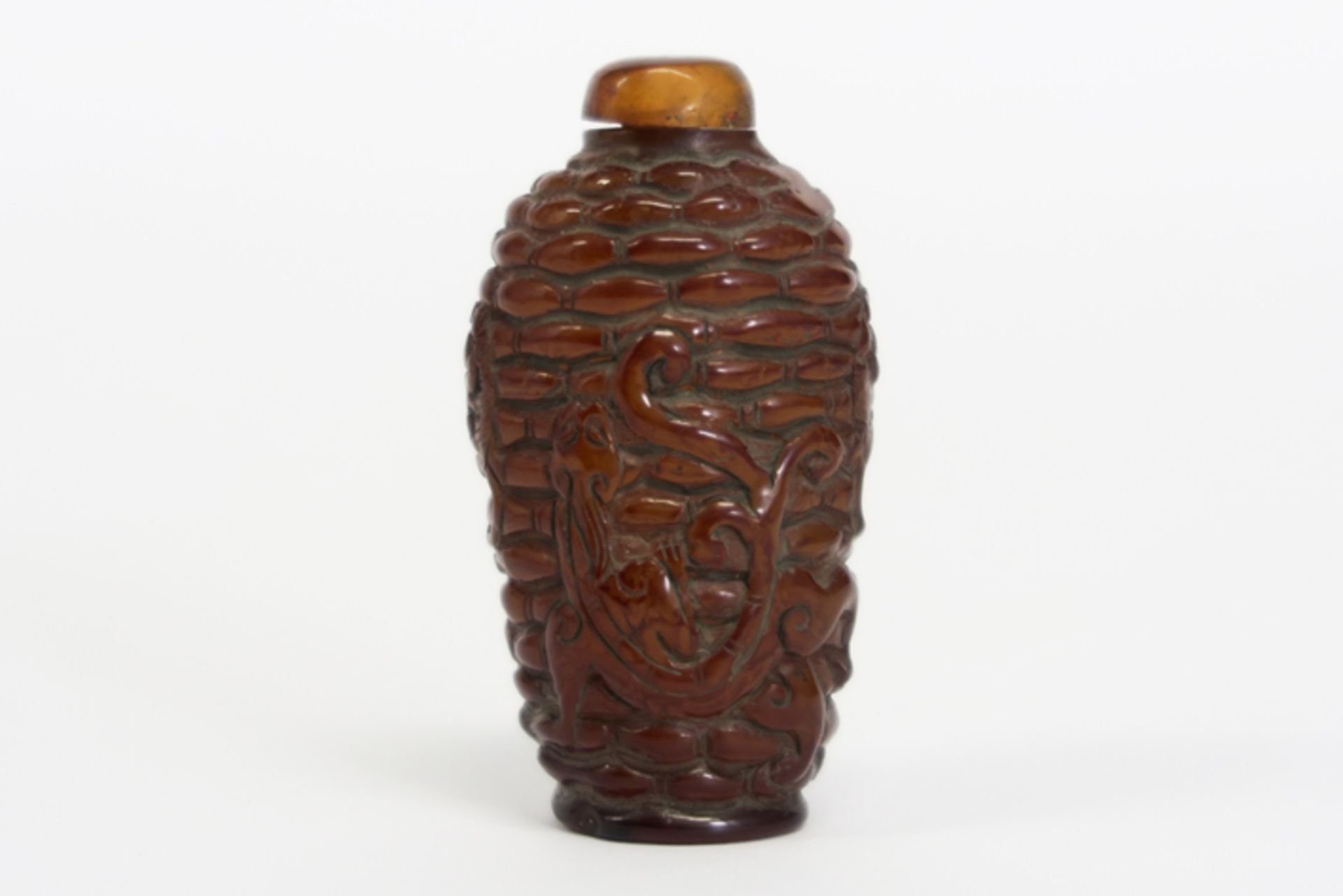 Chinese probably amber snuff bottle with a decor of mythological animals - - [...] - Image 2 of 4