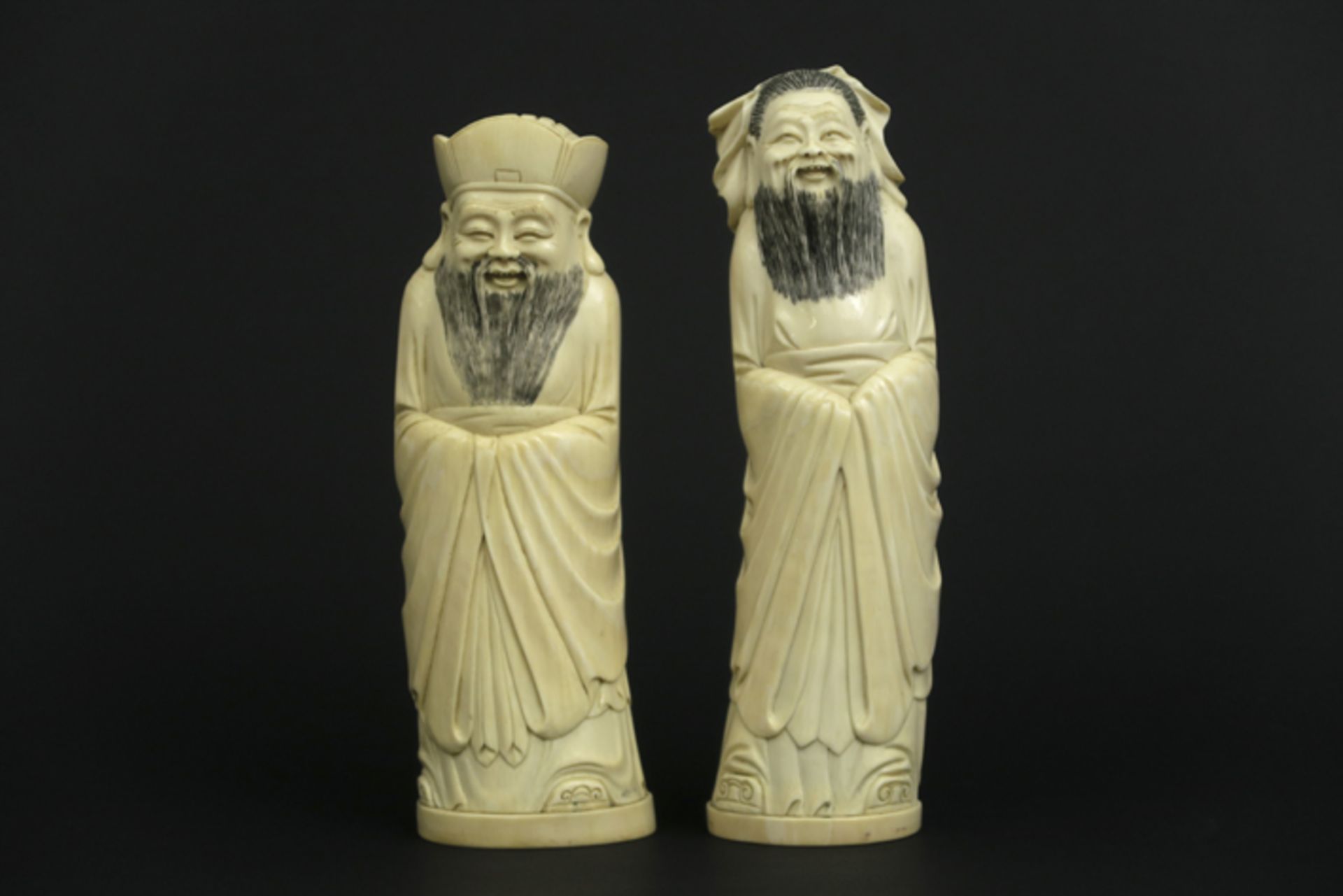 pair of old Chinese "Sage" sculptures in ivory - - Paar oude Chinese sculpturen in [...]