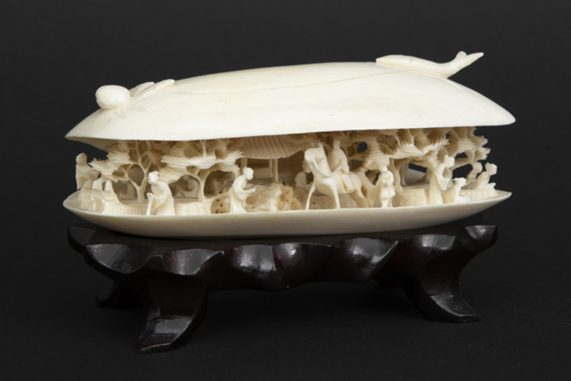 antique Chinese "landscape with figures, enclosed in a mussel" sculpture in ivory - [...]