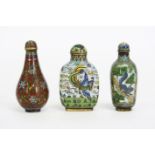 three 'antique' Chinese cloisonné snuff bottles - - Lot van drie 'antieke' [...]