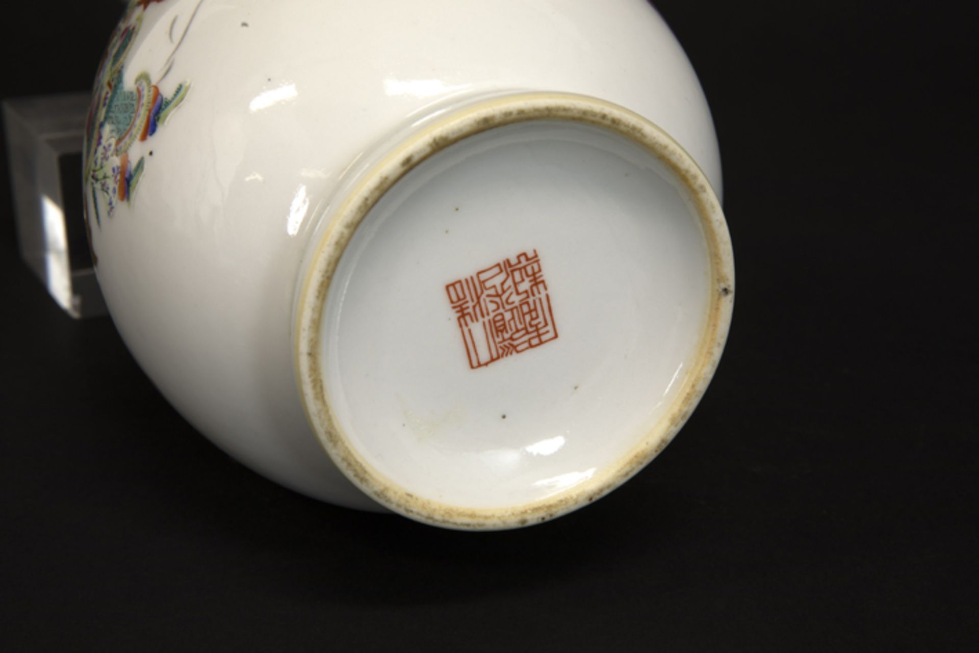 Chinese vase in marked porcelain with a polychrome decor with figures, temple lions [...] - Image 6 of 6