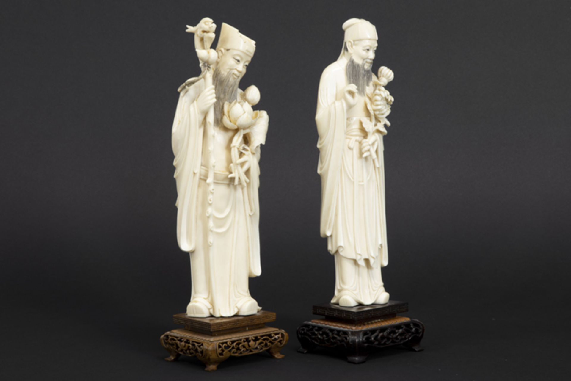 pair of 'antique' Chinese"male figure with flowers" sculptures in ivory - - Paar [...] - Image 2 of 4