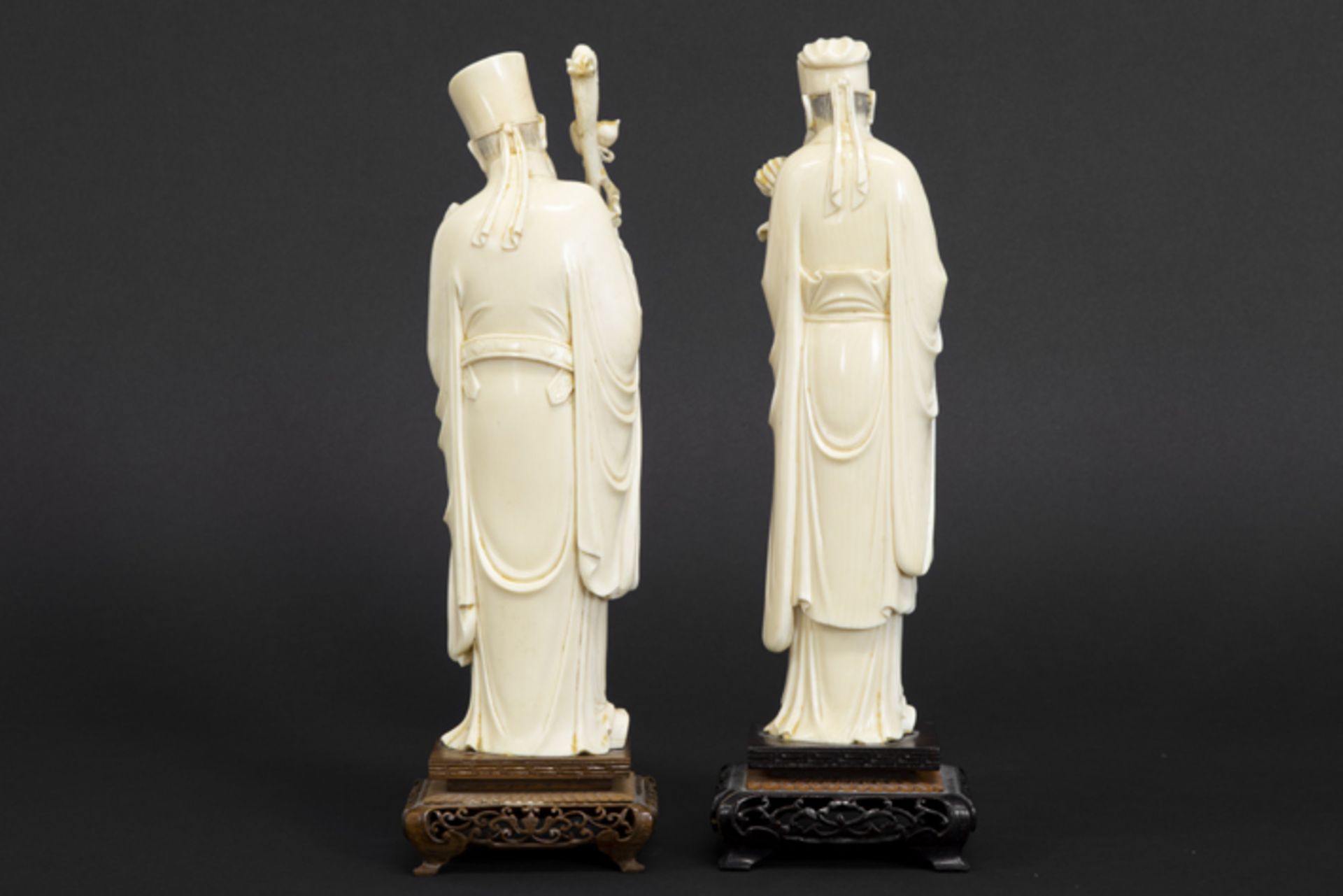 pair of 'antique' Chinese"male figure with flowers" sculptures in ivory - - Paar [...] - Image 3 of 4