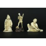 three antique Japanese sculptures in ivory - - Lot van drie antieke Japanse [...]