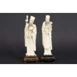 pair of 'antique' Chinese"male figure with flowers" sculptures in ivory - - Paar [...]