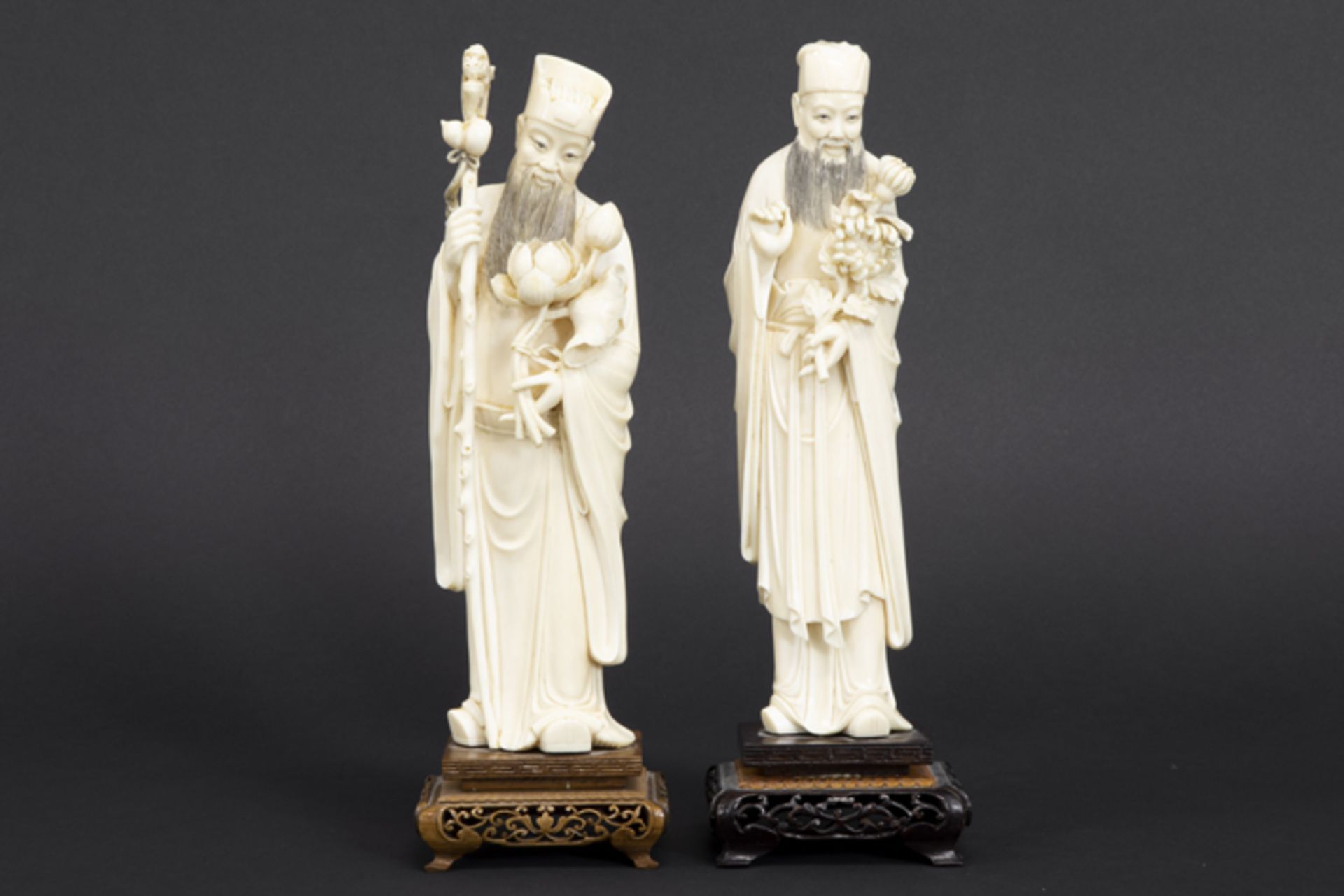 pair of 'antique' Chinese"male figure with flowers" sculptures in ivory - - Paar [...]