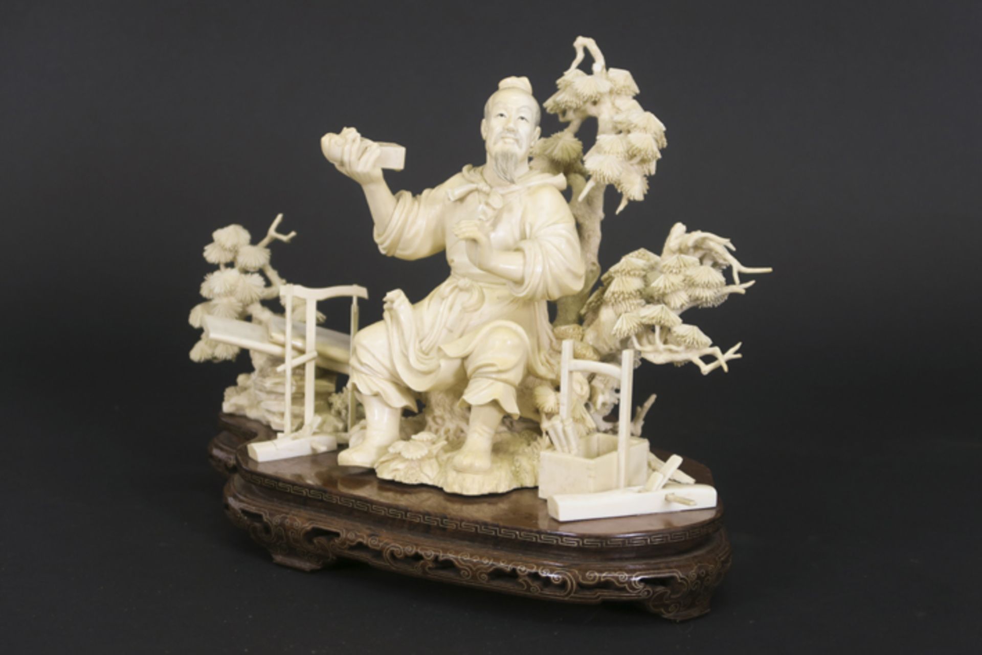 old Chinese "Carpenter" sculpture in ivory - - Oude Chinese sculptuur in ivoor met [...] - Image 2 of 3