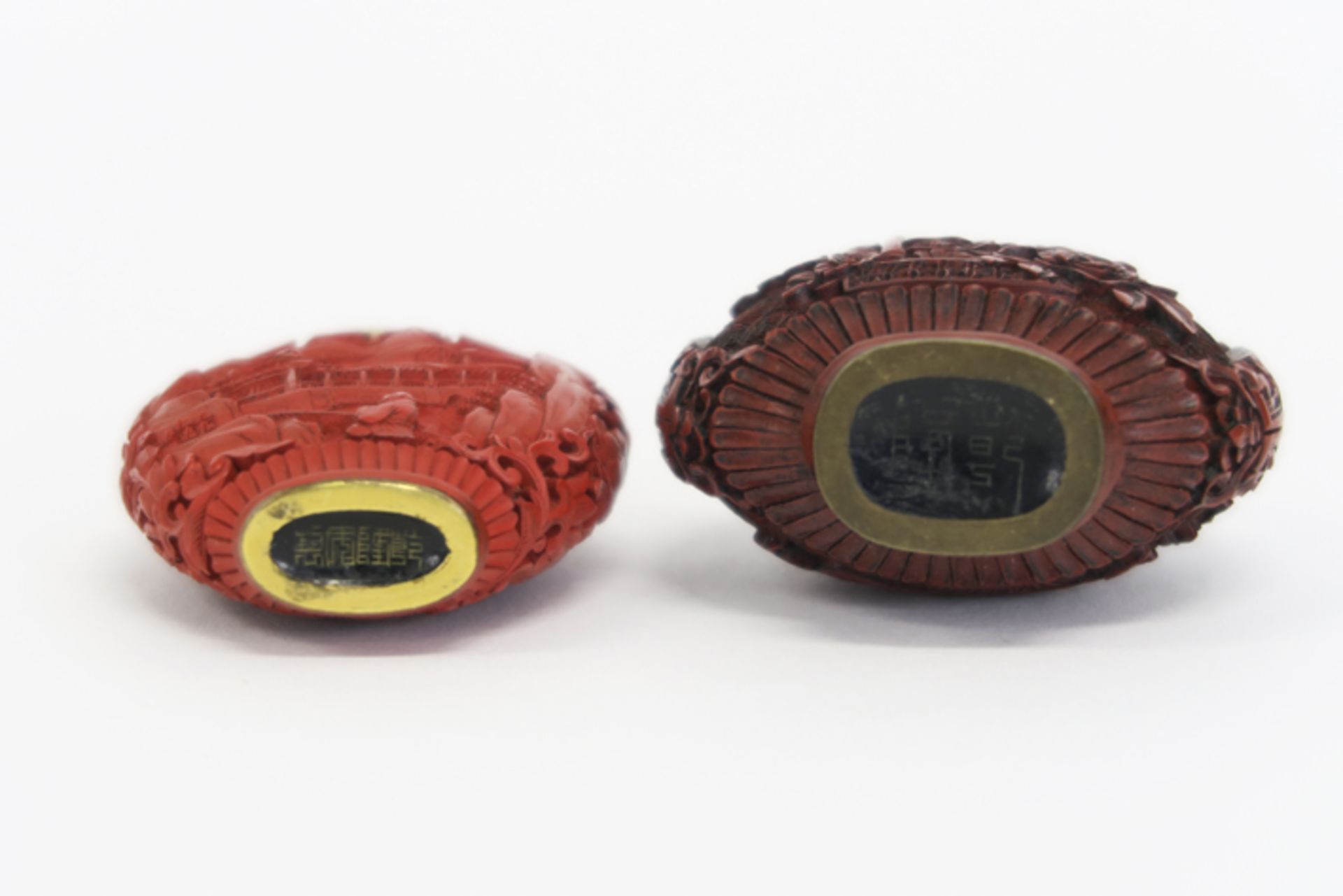 two antique Qian Long marked snuff bottlesin red lacquer - - Lot van twee antieke [...] - Image 4 of 4