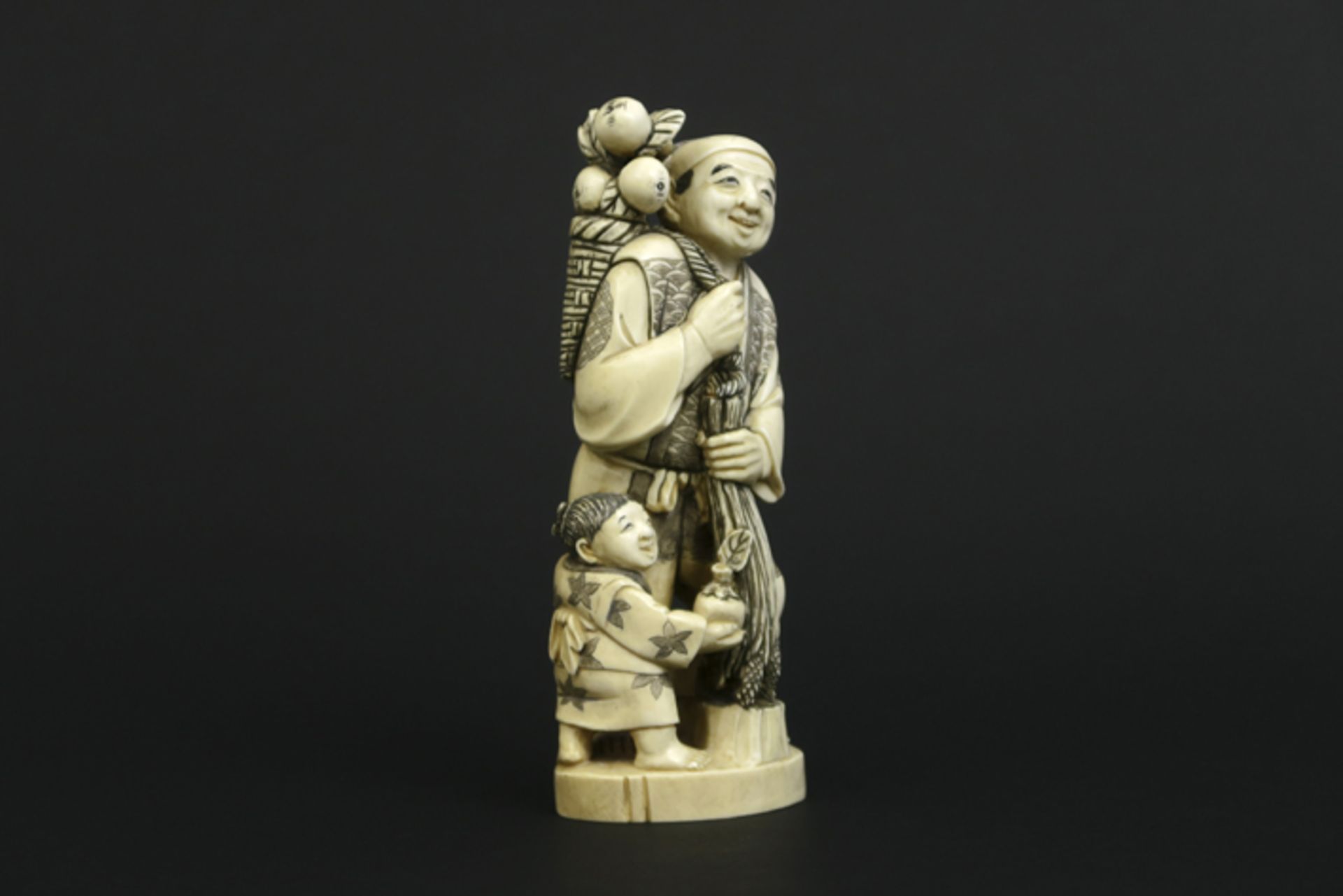 old Chinese "Farmer with child" sculpture in ivory - - Oude Chinese sculptuur in [...] - Image 2 of 4