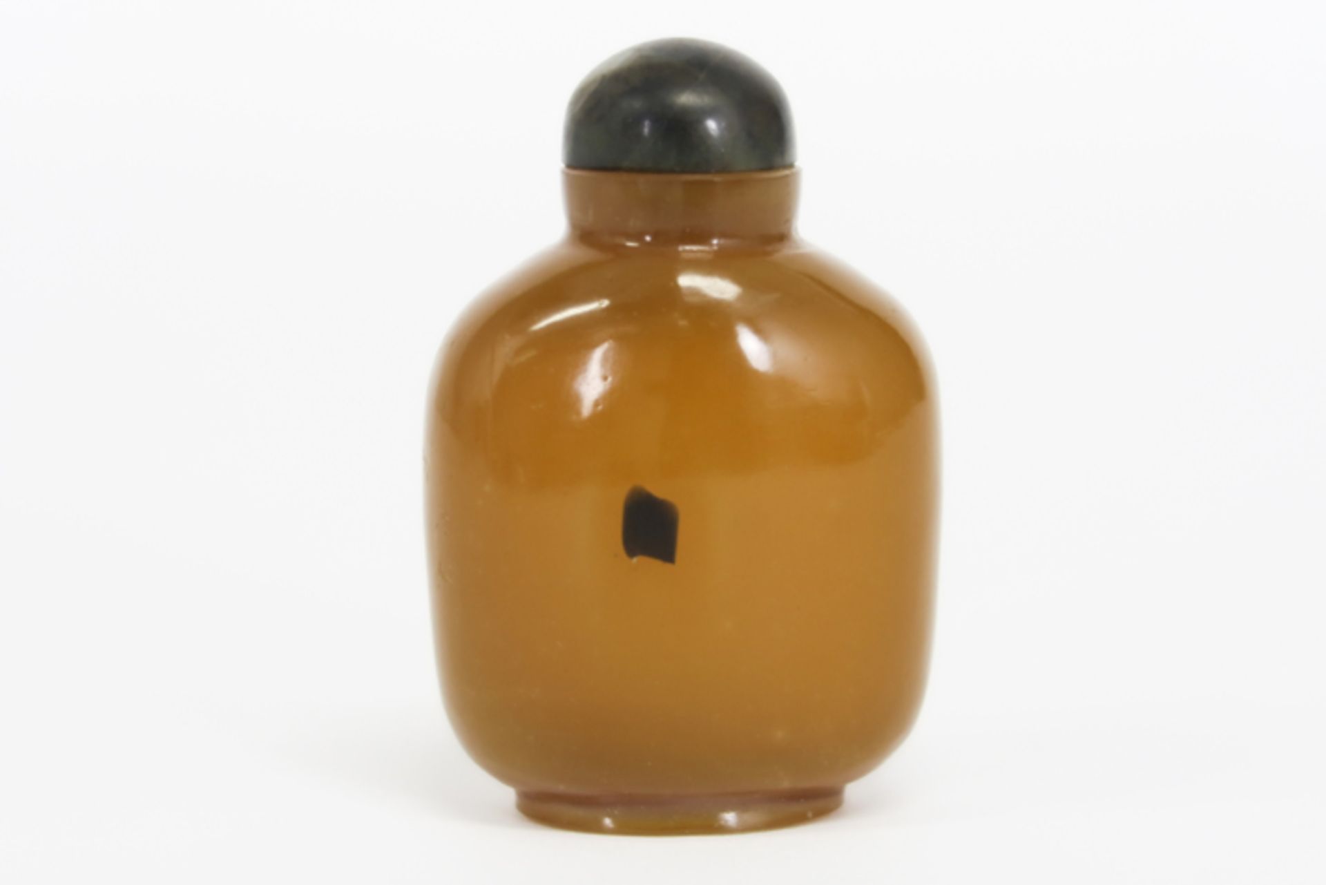 antique Chinese snuff bottle in agate with inclusion of black stone on both sides - [...]