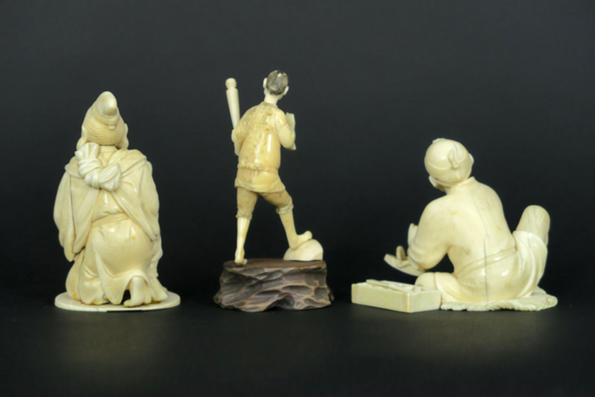 three antique Japanese sculptures in ivory - - Lot van drie antieke Japanse [...] - Image 2 of 3