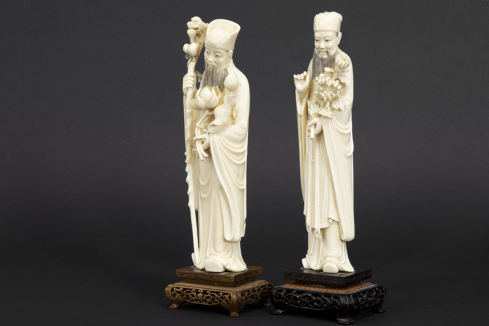 pair of 'antique' Chinese"male figure with flowers" sculptures in ivory - - Paar [...] - Image 4 of 4