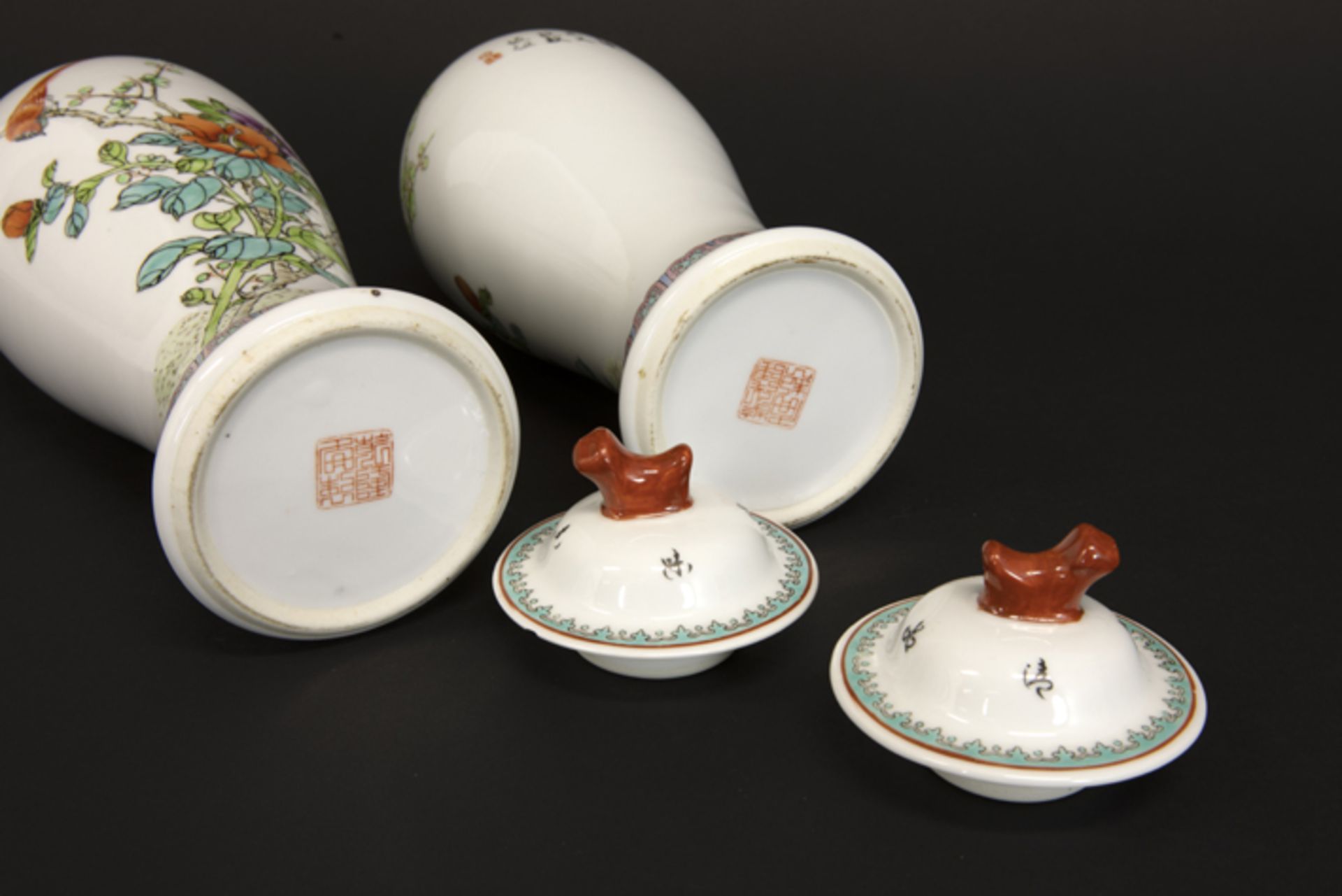 pair of Chinese lidded vases in marked porcelain with polychrome decor - - Paar [...] - Image 4 of 4