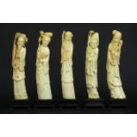 series of five old Chinese sculptures in ivory with nice patina - - Reeks van vijf [...]