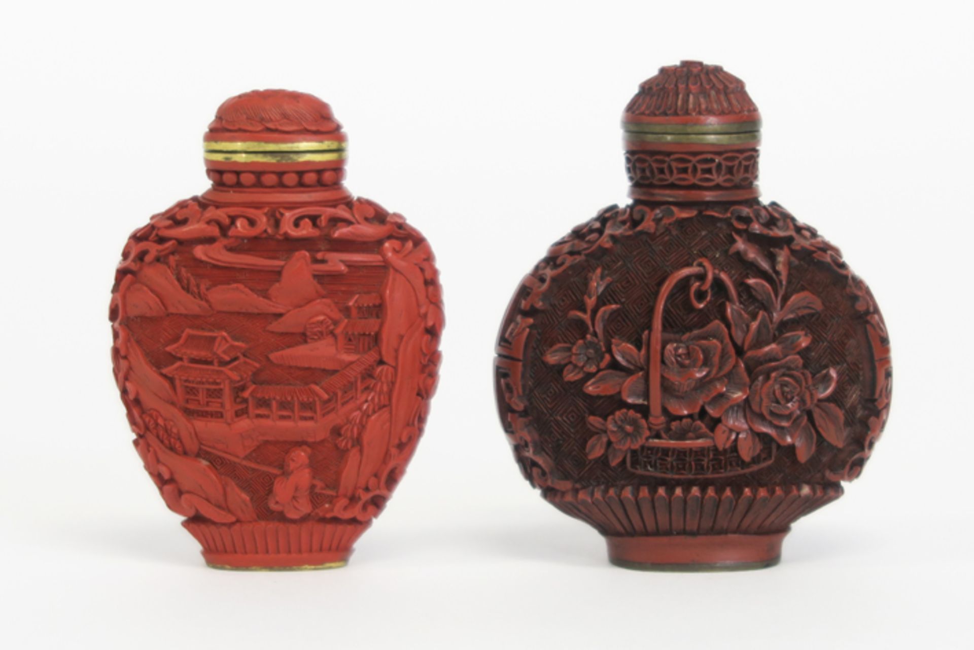 two antique Qian Long marked snuff bottlesin red lacquer - - Lot van twee antieke [...] - Image 2 of 4