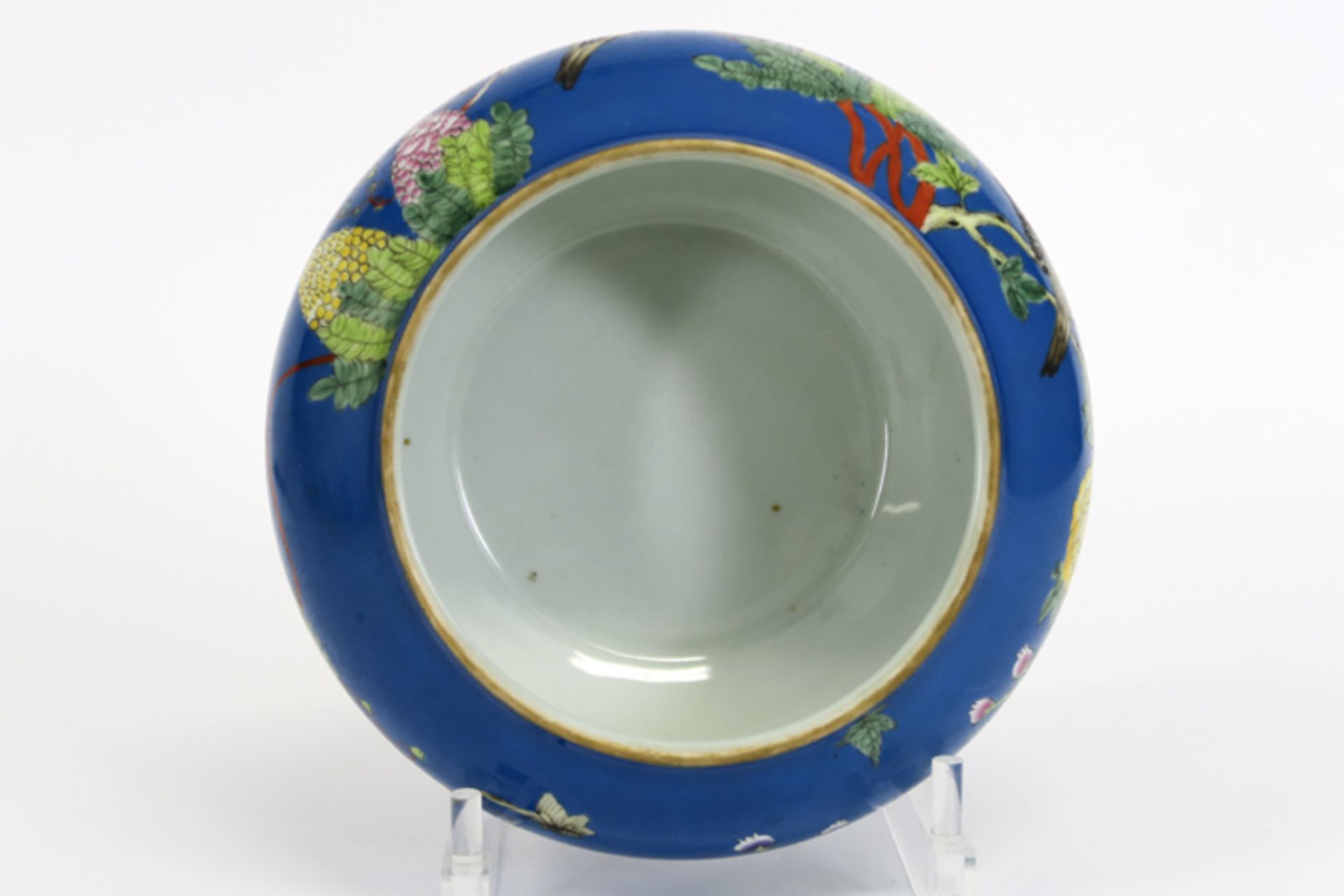 Chinese jardinier in marked porcelain with a polychrome flower and bird decor - - [...] - Image 3 of 4