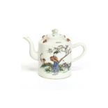 small antique Chinese teapot in marked porcelain - - Kleine antieke Chinese [...]