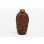 Chinese probably amber snuff bottle with a decor of mythological animals - - [...]