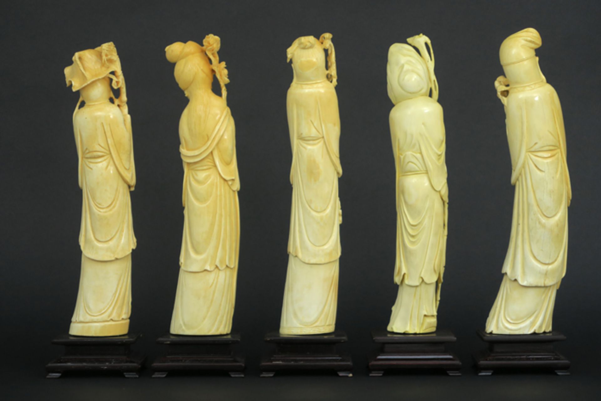 series of five old Chinese sculptures in ivory with nice patina - - Reeks van vijf [...] - Image 2 of 2