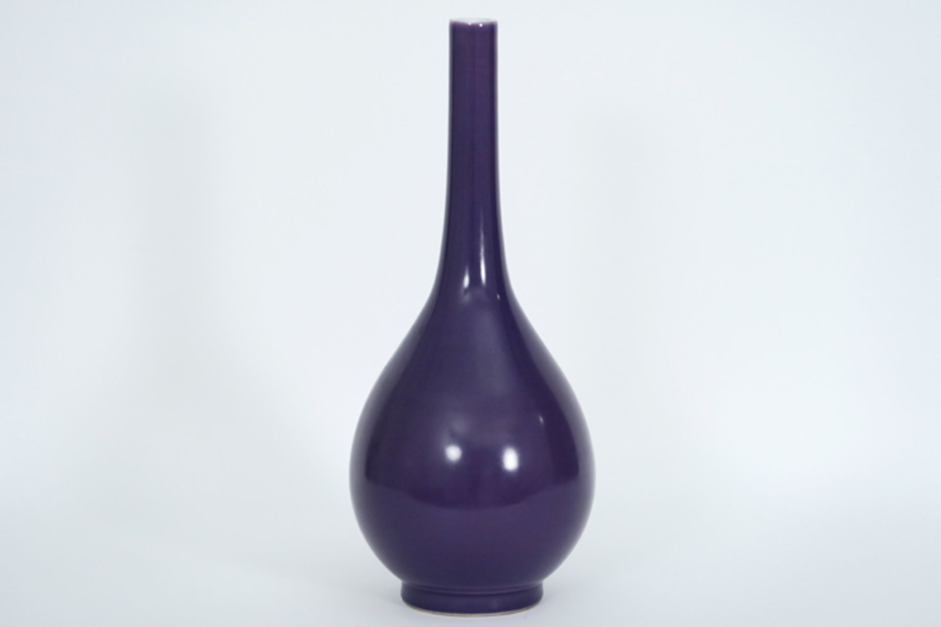 Chinese vase in marked porcelain with purplish glaze - - Chinese vaas in gemerkt [...]