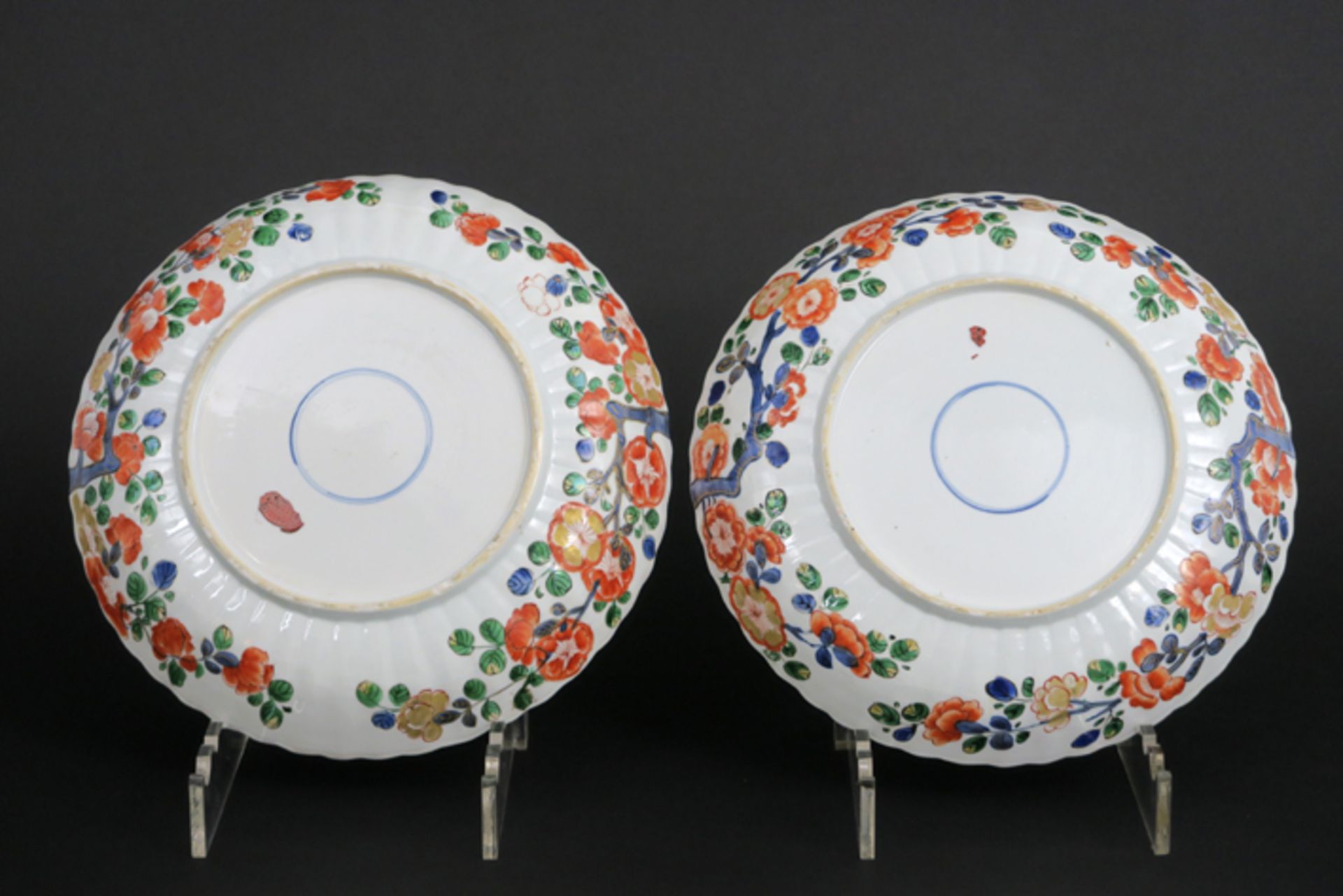 pair of 17th/18th Cent. Chinese Kang Xi dishes in porcelain with Famille Verte decor [...] - Image 2 of 2