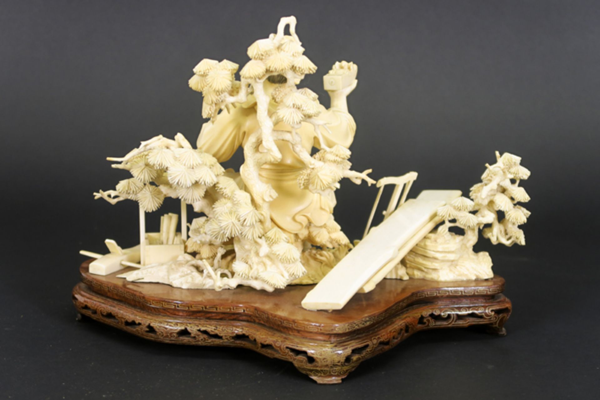 old Chinese "Carpenter" sculpture in ivory - - Oude Chinese sculptuur in ivoor met [...] - Image 3 of 3