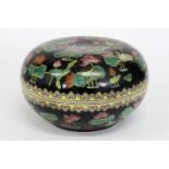 Chinese round lidded box in porcelain with a Famille Noire "ducks and flowers" decor [...]