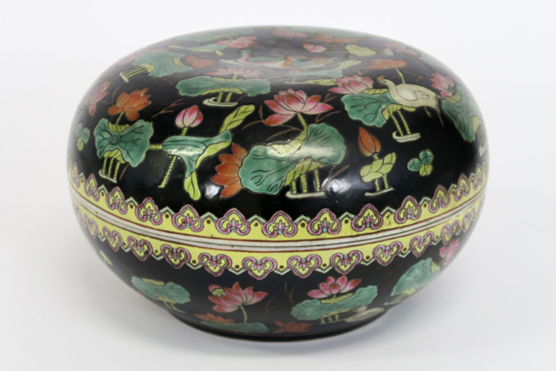 Chinese round lidded box in porcelain with a Famille Noire "ducks and flowers" decor [...]