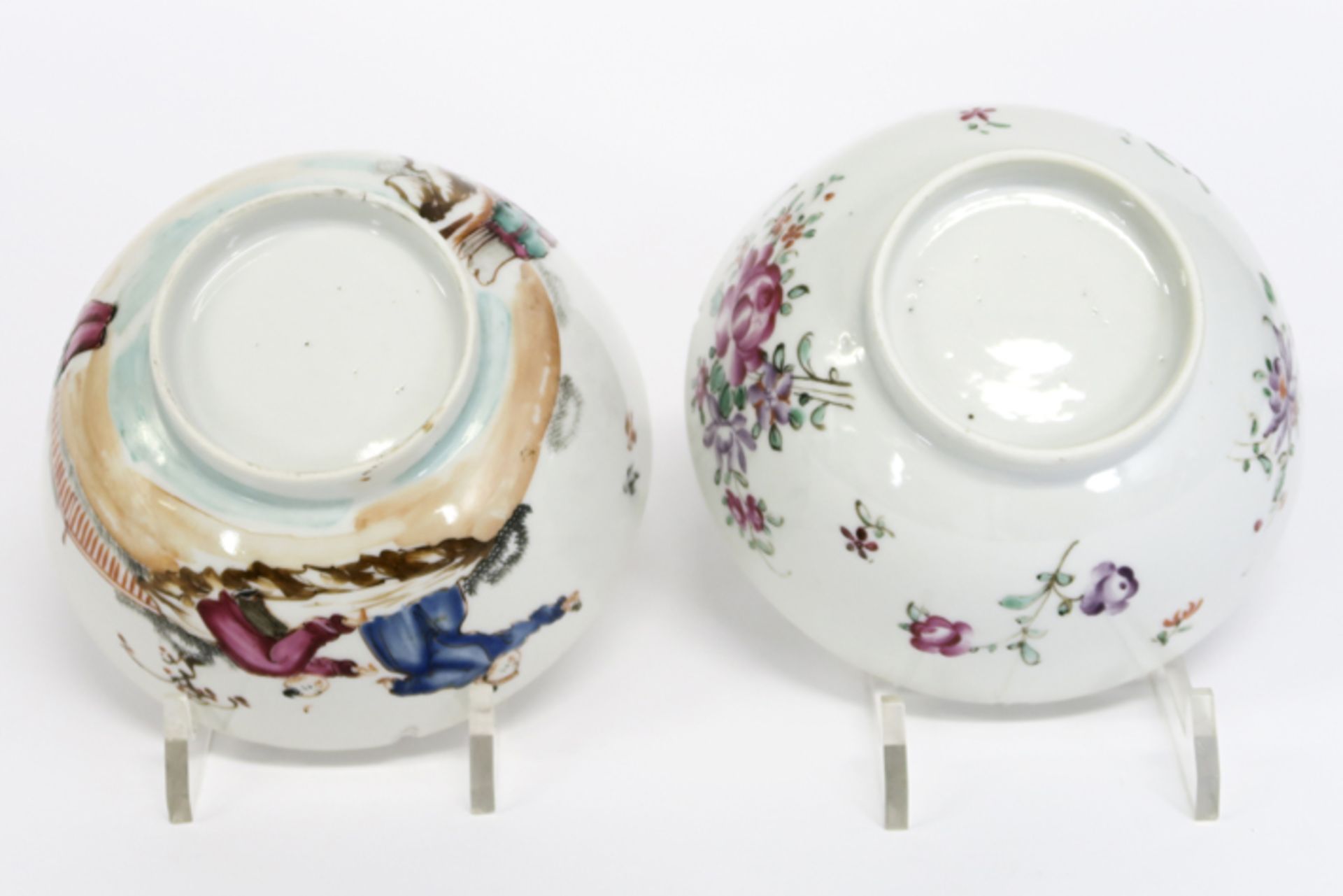 two 18th Cent. Chinese bowls in porcelain with 'Famille Rose' decor, one with [...] - Image 4 of 4