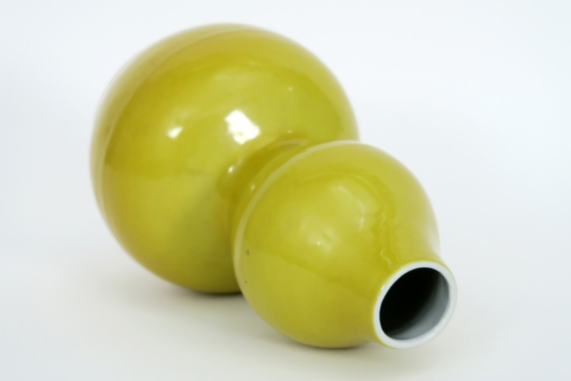 Chinese double gourded vase in marked porcelain with yellow glaze - - Chinese [...] - Image 2 of 3