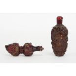 two Chinese snuff bottles in carved Bejing glass - - Lot van twee opiumflesjes in [...]