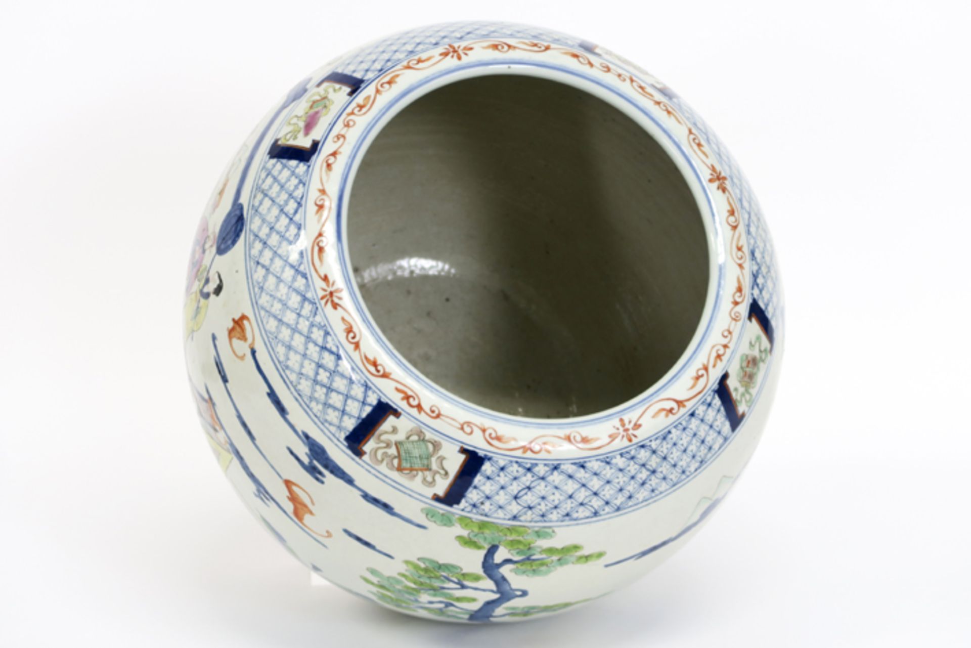 Chinese jardinier in porcelain with a polychrome figures decor - - Vrij grote [...] - Image 5 of 6