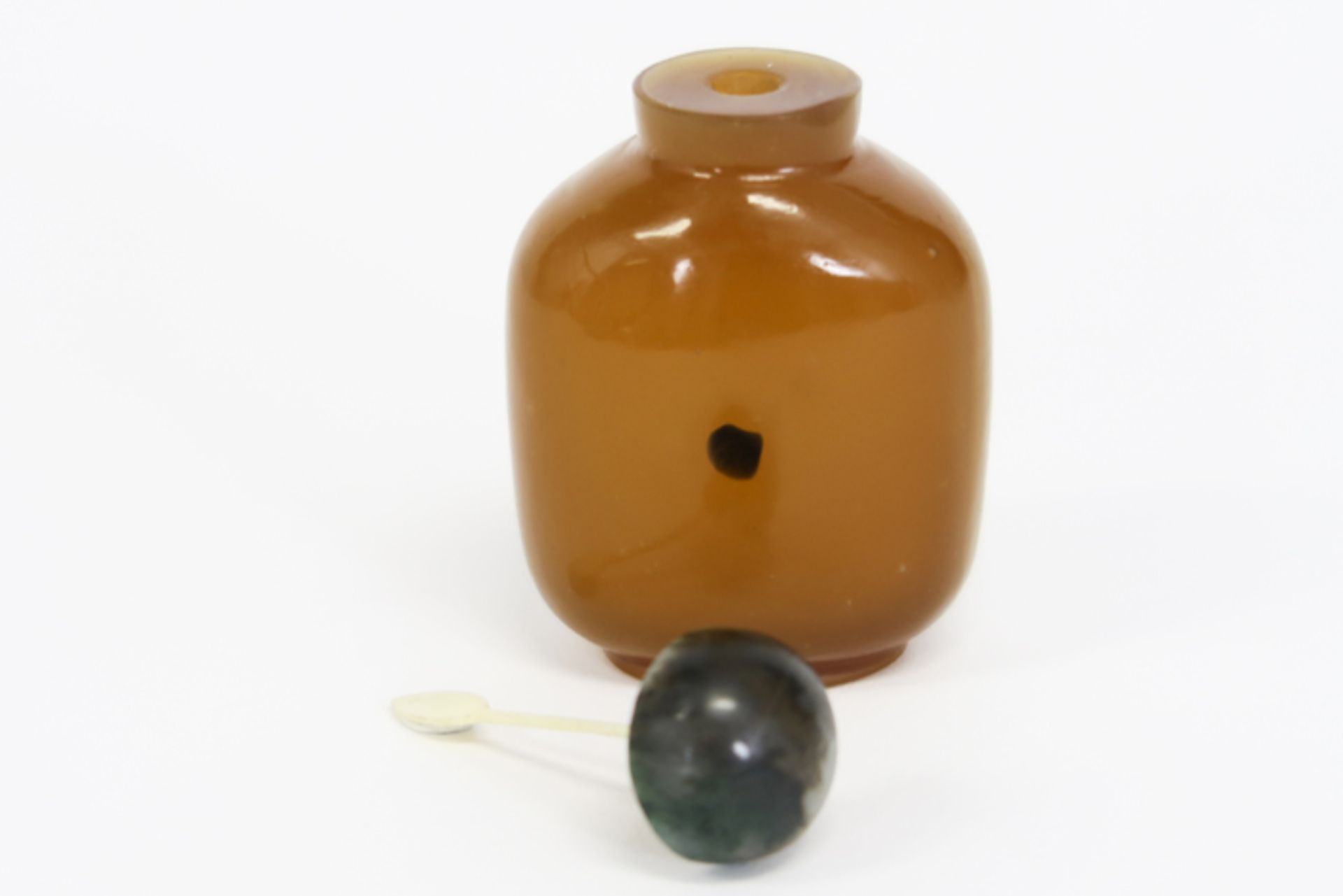 antique Chinese snuff bottle in agate with inclusion of black stone on both sides - [...] - Image 3 of 4