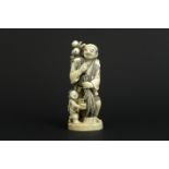 old Chinese "Farmer with child" sculpture in ivory - - Oude Chinese sculptuur in [...]