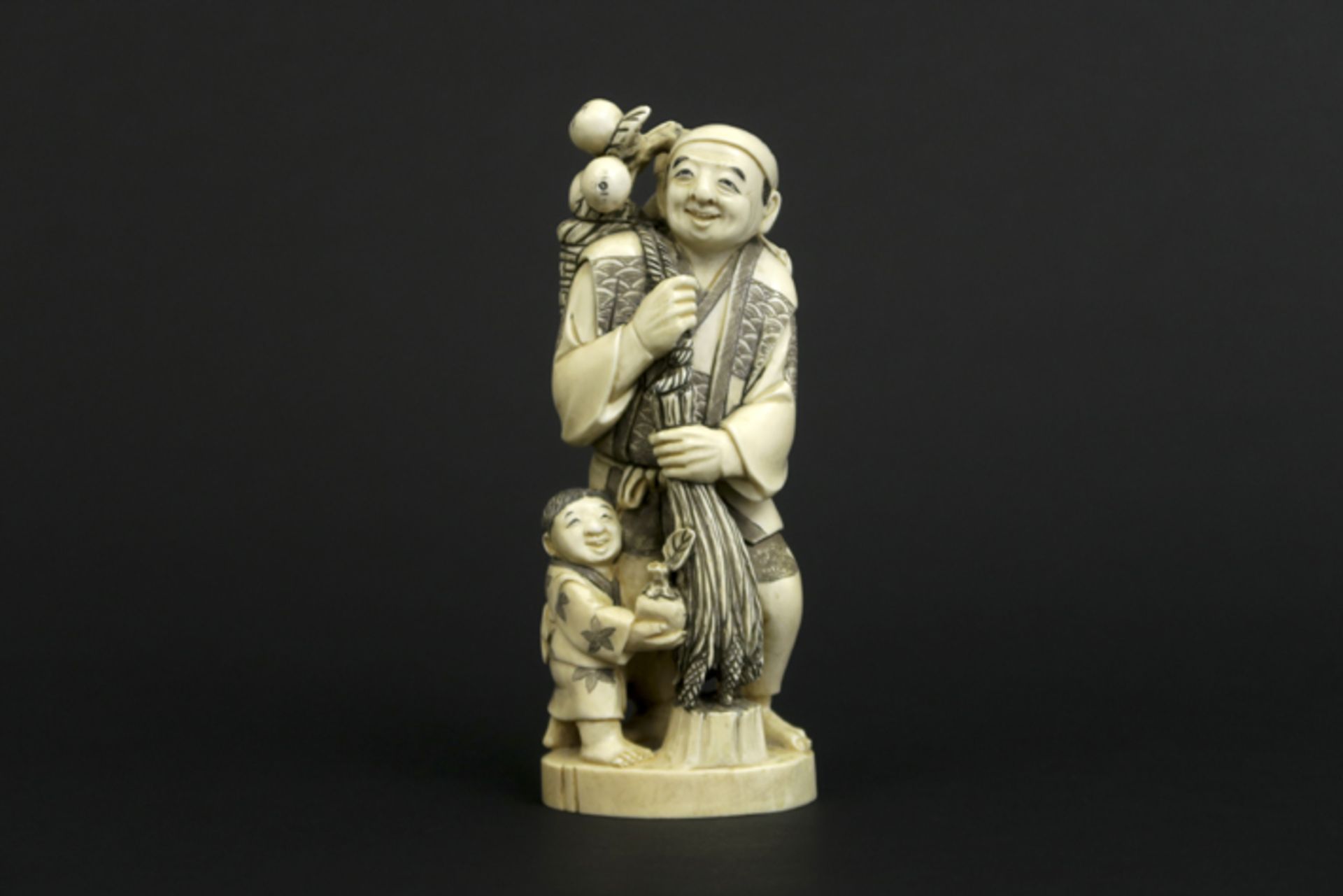 old Chinese "Farmer with child" sculpture in ivory - - Oude Chinese sculptuur in [...]