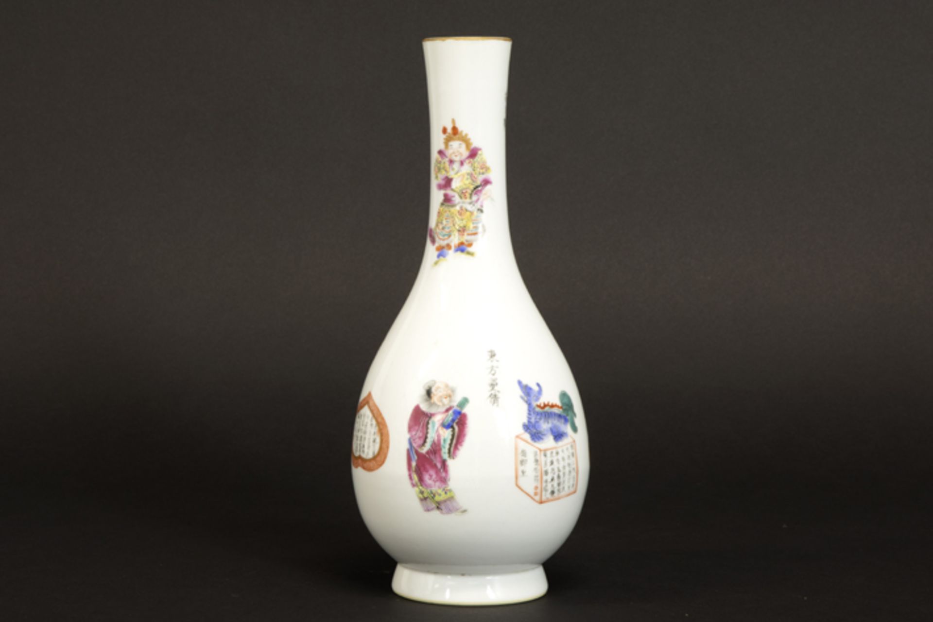 Chinese vase in marked porcelain with a polychrome decor with figures, temple lions [...] - Image 3 of 6